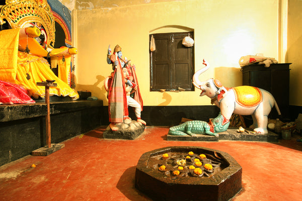 Vishnu sitting on Garuda, liberates the elephant Gajendra from the crocodile, on the left the  Jagannatha-Altar, Orissa #1/8