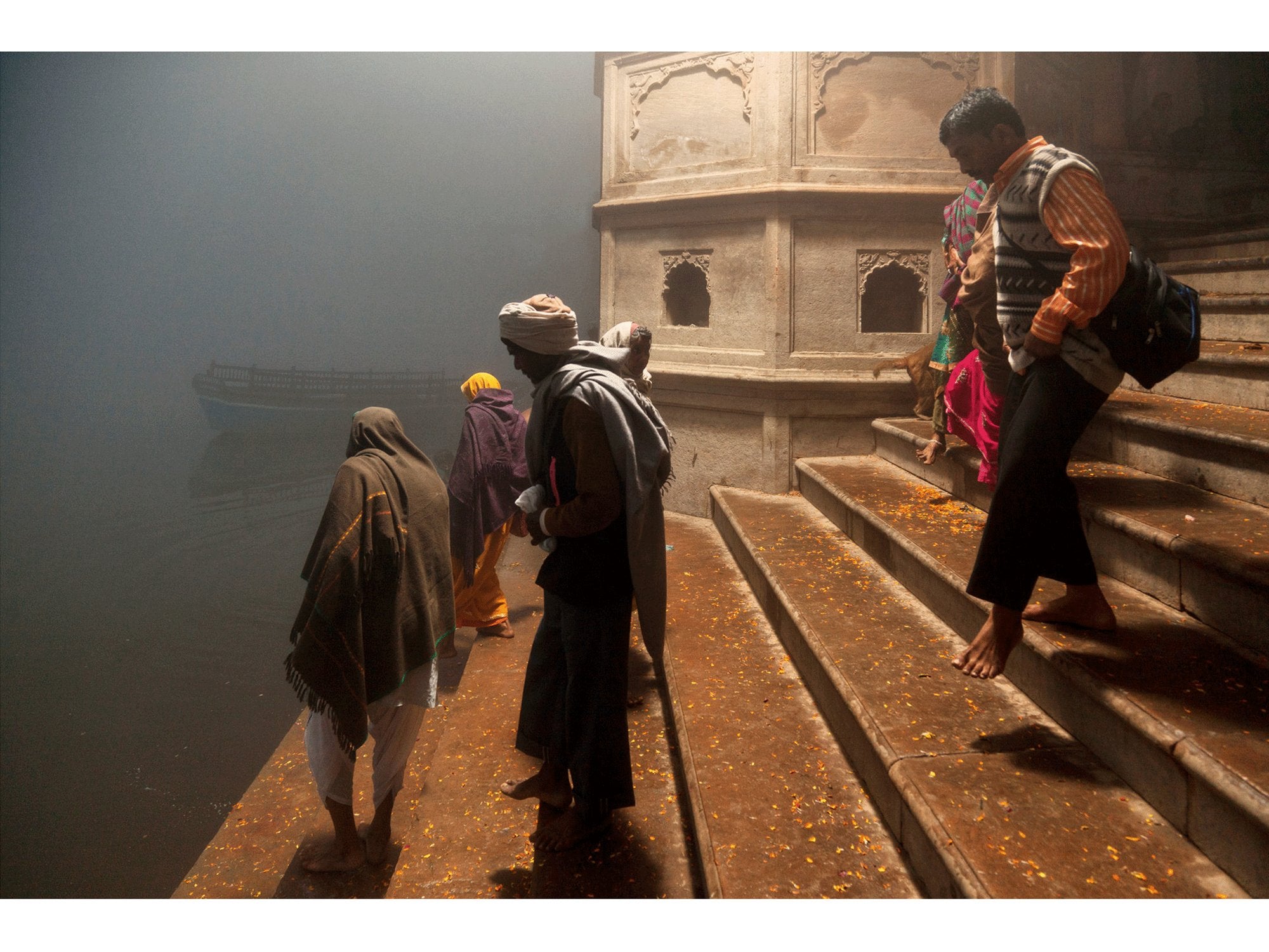 DESCENDING TO YAMUNA RIVER, INDIEN